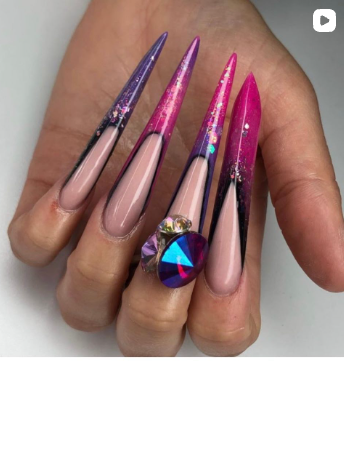 Uñas stiletto moradas